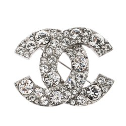 Pre Owned بروش شانيل سي سي مزخرف بكريستال فضي 