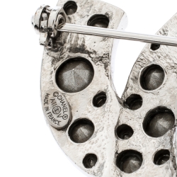 Pre Owned بروش شانيل سي سي مزخرف بكريستال فضي 