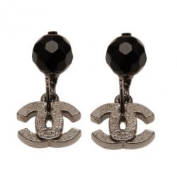 مملوكة مسبقًا حلق شانيل CC كريستالة سوداء متدلية فضي اللون