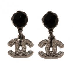 مملوكة مسبقًا حلق شانيل CC كريستالة سوداء متدلية فضي اللون