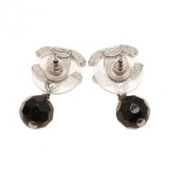 مملوكة مسبقًا حلق شانيل CC كريستالة سوداء متدلية فضي اللون