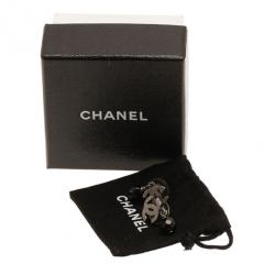 مملوكة مسبقًا حلق شانيل CC كريستالة سوداء متدلية فضي اللون