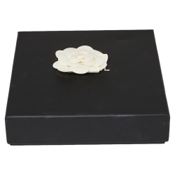 مملوكة مسبقًا Chanel Classic Short Off White Pearl Necklace