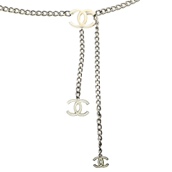 مملوكة مسبقًا Chanel Silver Tone Enamel CC Charm Chain Belt