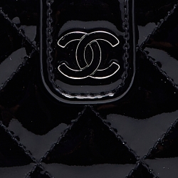 Pre Owned Chanel Black Quilted Patent Leather CC Phone Holder Pouch