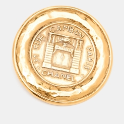 مملوكة مسبقًا Chanel Vintage 31 Rue Cambon Gold Tone Medallion Brooch