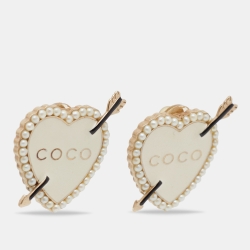 Pre Owned أقراط كليبس شانيل محفور عليها شعار الماركة كوكو مزينة لؤلؤ صناعي و إينامل و معدن ذهبي اللون