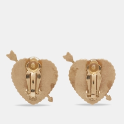 Pre Owned أقراط كليبس شانيل محفور عليها شعار الماركة كوكو مزينة لؤلؤ صناعي و إينامل و معدن ذهبي اللون