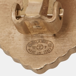 Pre Owned أقراط كليبس شانيل محفور عليها شعار الماركة كوكو مزينة لؤلؤ صناعي و إينامل و معدن ذهبي اللون