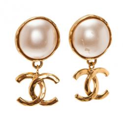 مملوكة مسبقًا حلق شانيل خمري لؤلؤ زائف و شعار CC ذهبي اللون