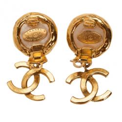 مملوكة مسبقًا حلق شانيل خمري لؤلؤ زائف وشعار CC ذهبي اللون