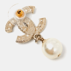 مملوكة مسبقًا Chanel Pale Gold Tone Crystal CC Faux Pearl Drop Earrings