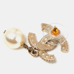 مملوكة مسبقًا Chanel Pale Gold Tone Crystal CC Faux Pearl Drop Earrings