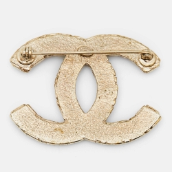 مملوكة مسبقًا Chanel Pale Gold Tone Crystal CC Brooch