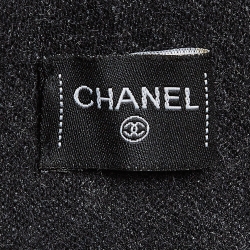 مملوكة مسبقًا Chanel Grey Interlock CC Logo Cashmere Shawl 