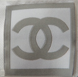 Pre Owned توب شانيل أبيض بالشعار المطبوع L