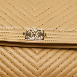 مملوكة مسبقًا Chanel Tan Chevron Leather Foldover Boy Clutch