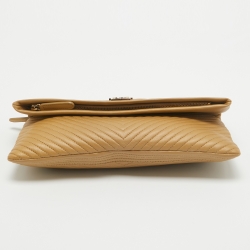 مملوكة مسبقًا Chanel Tan Chevron Leather Foldover Boy Clutch