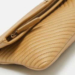 مملوكة مسبقًا Chanel Tan Chevron Leather Foldover Boy Clutch
