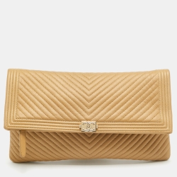 مملوكة مسبقًا Chanel Tan Chevron Leather Foldover Boy Clutch