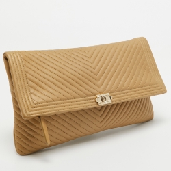 مملوكة مسبقًا Chanel Tan Chevron Leather Foldover Boy Clutch