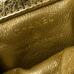 مملوكة مسبقًا حقيبة صغيرة شانيل قلاب ميني ريإيشو جلد مبطنة ميتالك ذهبية