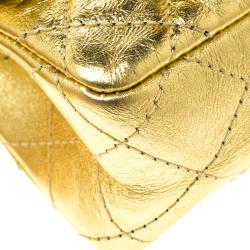 مملوكة مسبقًا حقيبة صغيرة شانيل قلاب ميني ريإيشو جلد مبطنة ميتالك ذهبية