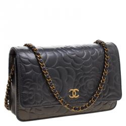 مملوكة مسبقًا Chanel Metallic Black Leather Camellia Wallet on Chain