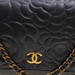 مملوكة مسبقًا Chanel Metallic Black Leather Camellia Wallet on Chain