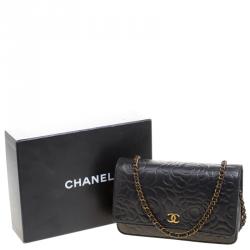 مملوكة مسبقًا Chanel Metallic Black Leather Camellia Wallet on Chain