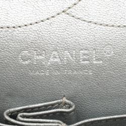 مملوكة مسبقًا حقيبة شانيل قلاب 227 كلاسيك 2.55 ريإيشو مخططة جلد مبطنة فضية