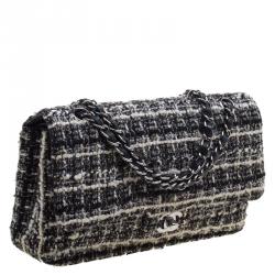 Pre Owned حقيبة شانيل قلاب مزدوج كلاسيكية متوسطة تويد مبطنة بيضاء/ سوداء