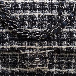 Pre Owned حقيبة شانيل قلاب مزدوج كلاسيكية متوسطة تويد مبطنة بيضاء/ سوداء