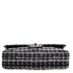 Pre Owned حقيبة شانيل قلاب مزدوج كلاسيكية متوسطة تويد مبطنة بيضاء/ سوداء