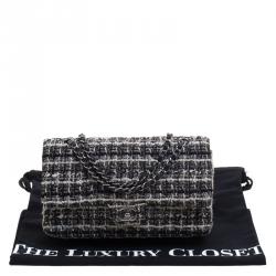Pre Owned حقيبة شانيل قلاب مزدوج كلاسيكية متوسطة تويد مبطنة بيضاء/ سوداء