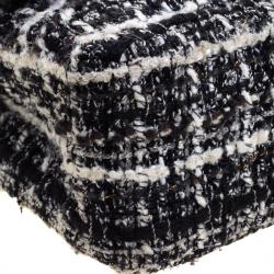 Pre Owned حقيبة شانيل قلاب مزدوج كلاسيكية متوسطة تويد مبطنة بيضاء/ سوداء