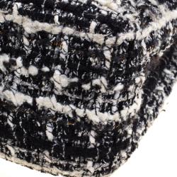 Pre Owned حقيبة شانيل قلاب مزدوج كلاسيكية متوسطة تويد مبطنة بيضاء/ سوداء