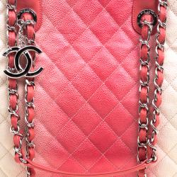 مملوكة مسبقًا حقيبة يد شانيل شوبينغ جلد كافيار مبطنة أومبريه وردية/ كريمية