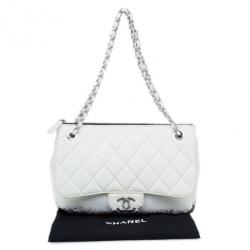 مملوكة مسبقًا Chanel White Limited Edition Blizzard Jumbo Flap Bag