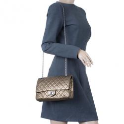 مملوكة مسبقًا حقيبة شانيل جلد ذهبي 2.55 ريسو 225 للكتف