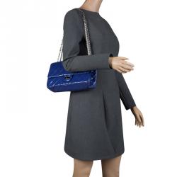 مملوكة مسبقًا حقيبة شانيل قلاب 226 كلاسيك 2.55 ريإيشو جلد لامعة كافيار مبطن زرقاء