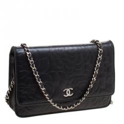 Pre Owned حقيبة كلتش شانيل WOC جلد نقش كاميليا سوداء