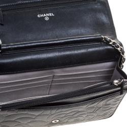 Pre Owned حقيبة كلتش شانيل WOC جلد نقش كاميليا سوداء