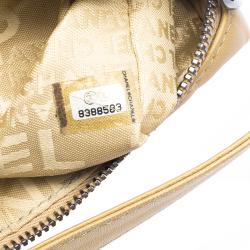 مملوكة مسبقًا حقيبة كلاتش شانيل حمالة معصم CC جلد شوكليت بار بنية فاتحة