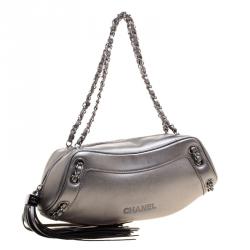 مملوكة مسبقًا حقيبة سهرة شانيل جلد رصاصي ميتاليك بشراشيب.