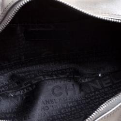 مملوكة مسبقًا حقيبة سهرة شانيل جلد رصاصي ميتاليك بشراشيب.