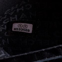 مملوكة مسبقًا حقيبة سهرة شانيل جلد رصاصي ميتاليك بشراشيب.