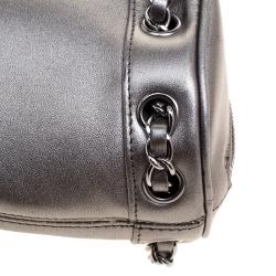 مملوكة مسبقًا حقيبة سهرة شانيل جلد رصاصي ميتاليك بشراشيب.