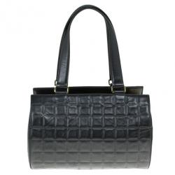 مملوكة مسبقًا حقيبة شانيل جلد أسود نمط لوح الشيكولاتة برميلية