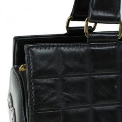 مملوكة مسبقًا حقيبة شانيل جلد أسود نمط لوح الشيكولاتة برميلية